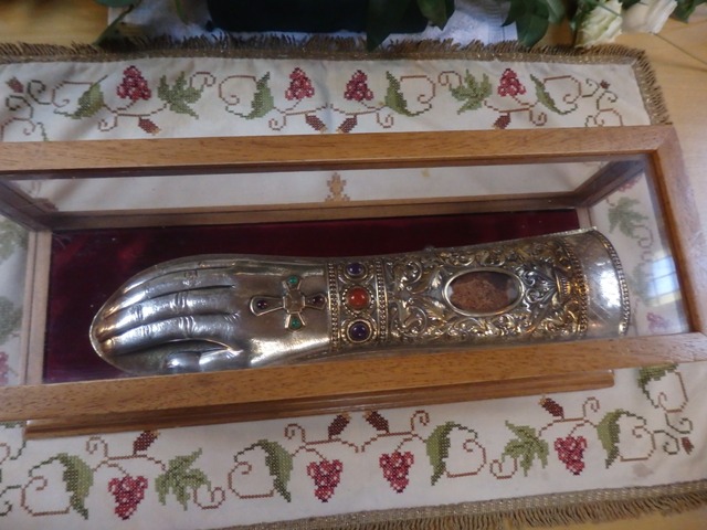 Η χαριτόβρυτη χείρα του αγίου Νεκταρίου αφίχθη στο Ναό μας.