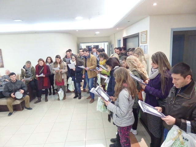 Νέοι του Ναού μας έψαλλαν κάλαντα σε ασθενείς και θα επισκεφθούν και άλλα ιδρύματα της περιοχής μας.