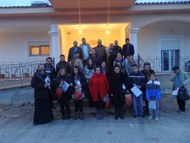 Ευχές και δώρα στους γέροντες.