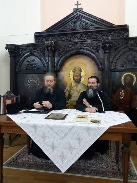 Ο π.Θεμιστοκλής μιλά στους Νέους του Αγ.Αχιλλίου.